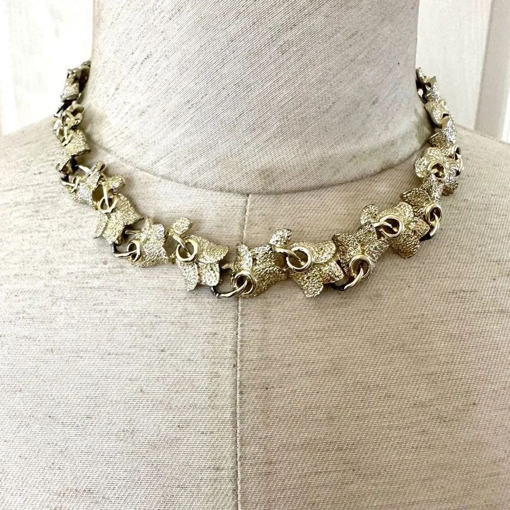 Gold tone flower necklace